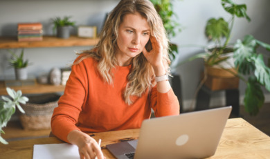 vrouw doet bankzaken met laptop