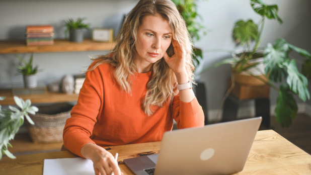 vrouw doet bankzaken met laptop