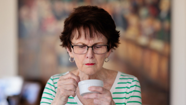 oudere vrouw heeft vieze smaak