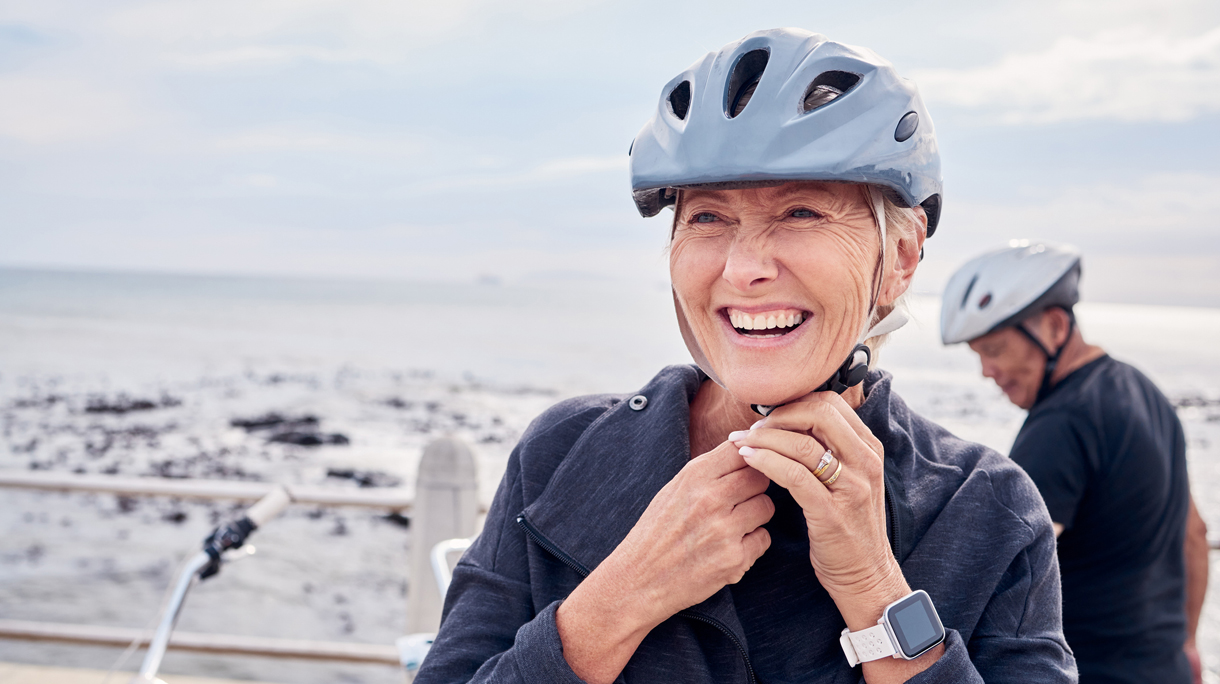 Vrouw en man met fietshelm op fietsvakantie