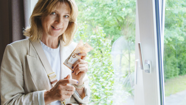 Vrouw verdient geld