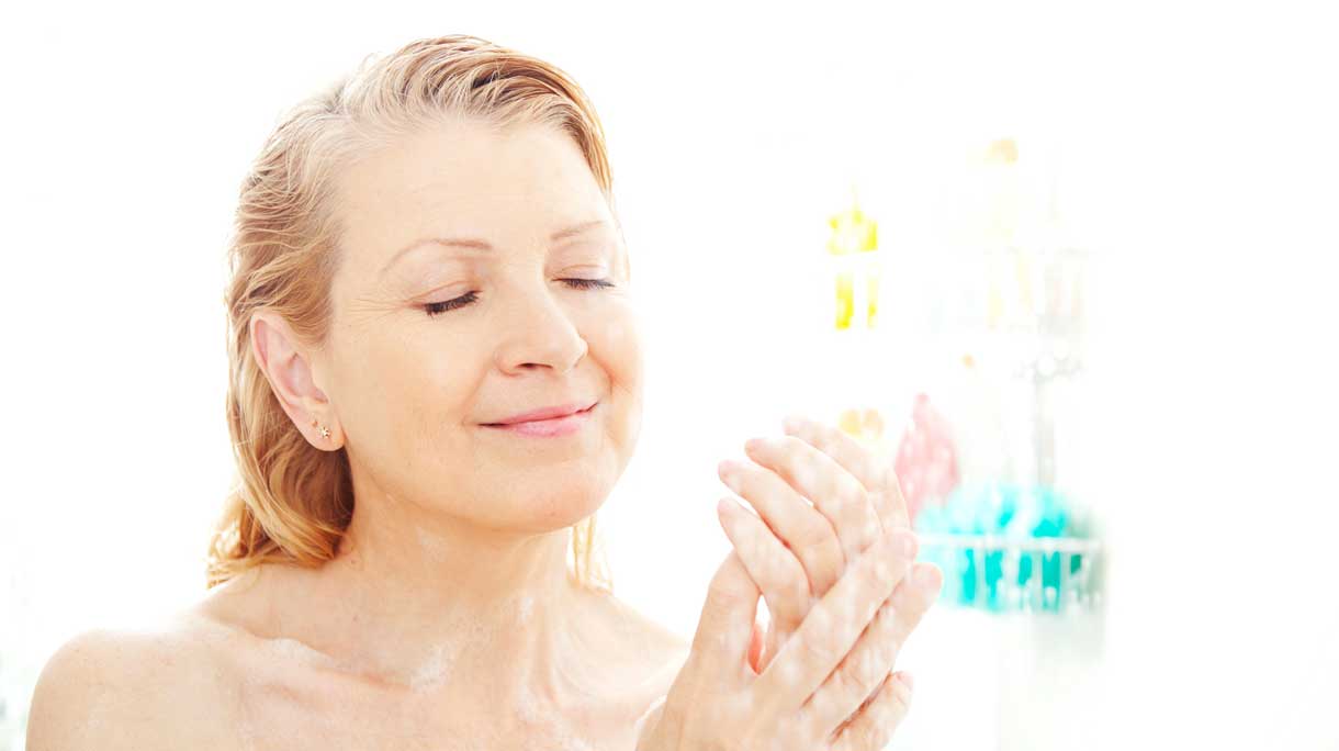 Vrouw neemt een douche
