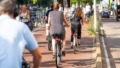 Drukte op een fietspad in Amsterdam