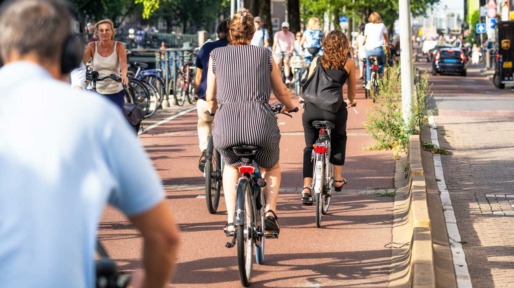 Drukte op een fietspad in Amsterdam