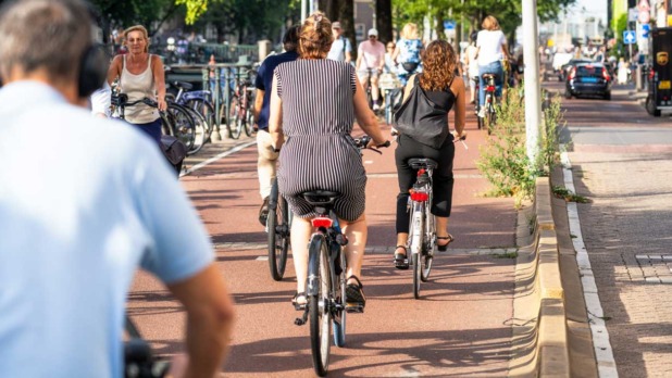 Drukte op een fietspad in Amsterdam