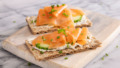 Gerookte zalm op een cracker met bieslookkaas