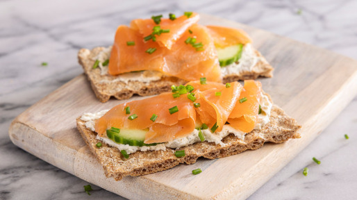Gerookte zalm op een cracker met bieslookkaas