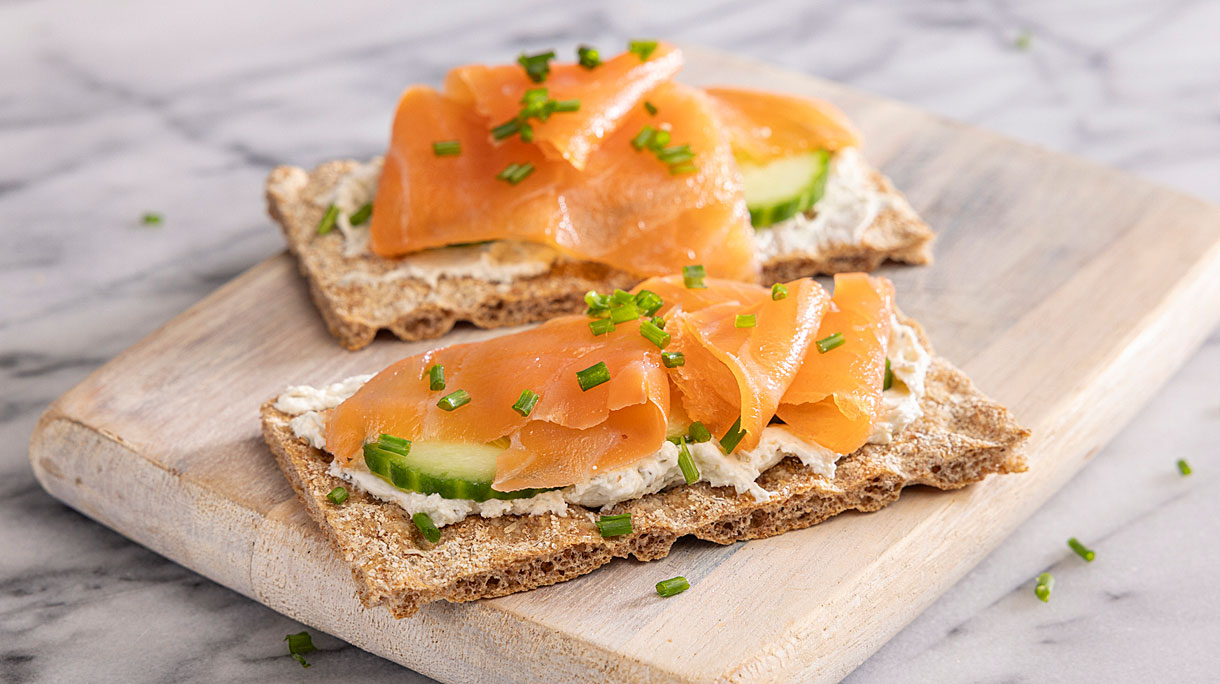 Gerookte zalm op een cracker met bieslookkaas