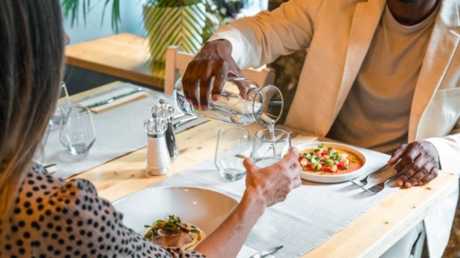 Karaf kraanwater in een restaurant