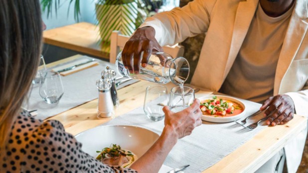 Karaf kraanwater in een restaurant
