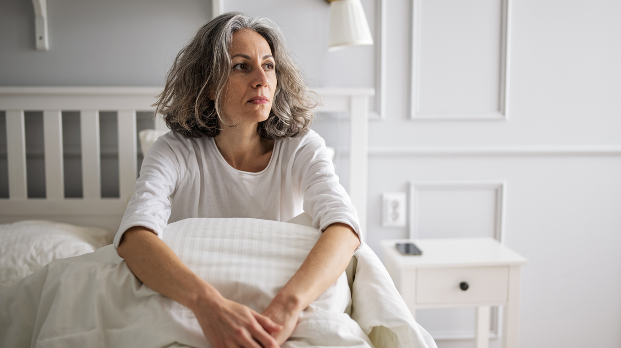oudere vrouw ziek in de ochtend