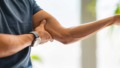 Man met spierpijn aan zijn arm