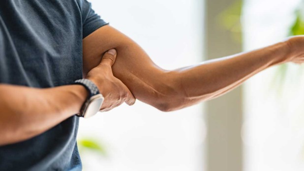 Man met spierpijn aan zijn arm
