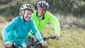 Vrolijk stel fietsend door de duinen