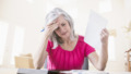 Oudere dame bezig met belasting