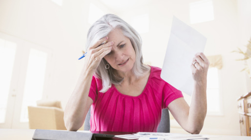 Oudere dame bezig met belasting