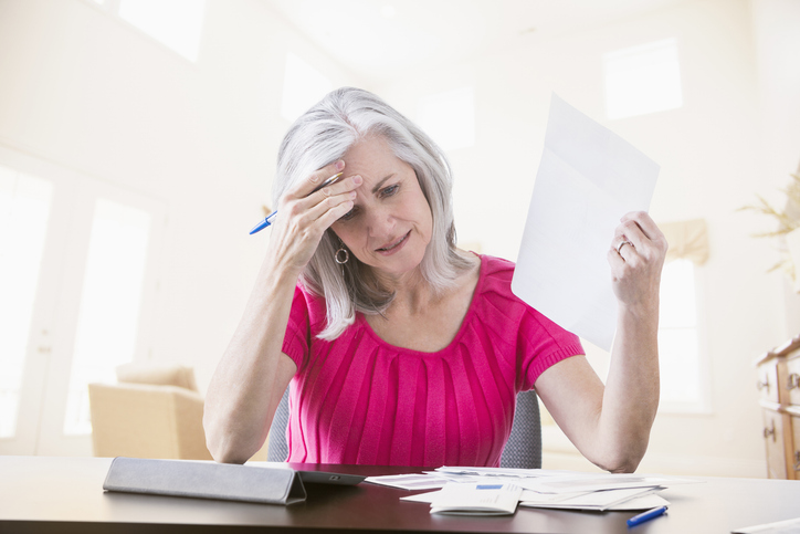 Oudere dame bezig met belasting