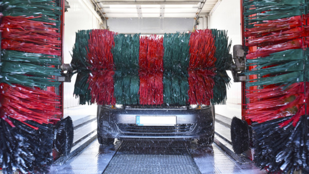 auto door de wasstraat