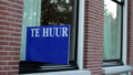 Huis met een te huur bord op het raam
