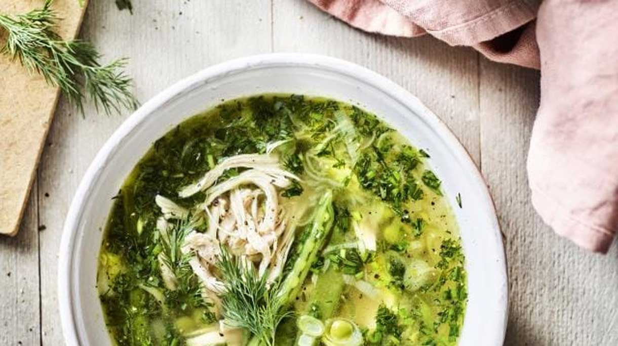 Groene minestrone soep met verse kruiden