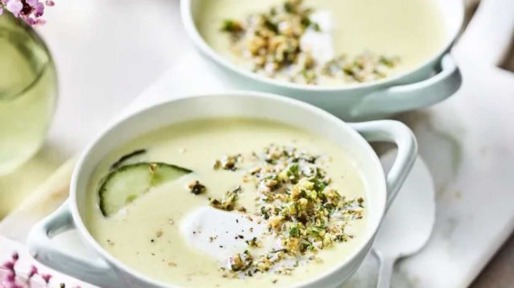 Frisse komkommersoep met griekse yoghurt en zadencrumble