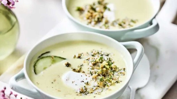 Frisse komkommersoep met griekse yoghurt en zadencrumble