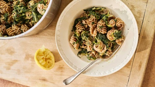 Pasta met spinazie, chilipeper en citroen