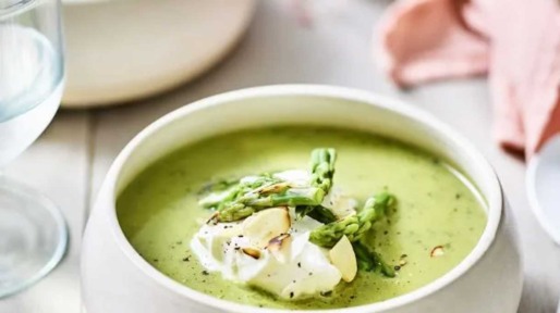 Soep van groene asperges met basilicum