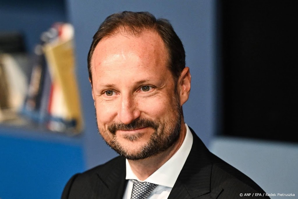 Haakon bezoekt drukste kruispunt en kleinste bar van Tokio
