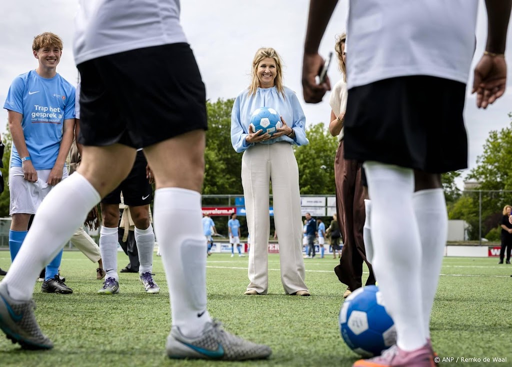 Máxima zet zich in voor mentale gezondheid in amateurvoetbal