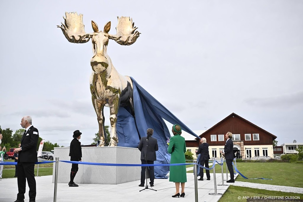 Carl Gustaf onthult enorme gouden eland op nationale feestdag