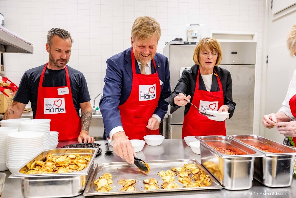 Koning helpt spontaan een handje mee in keuken buurtrestaurant