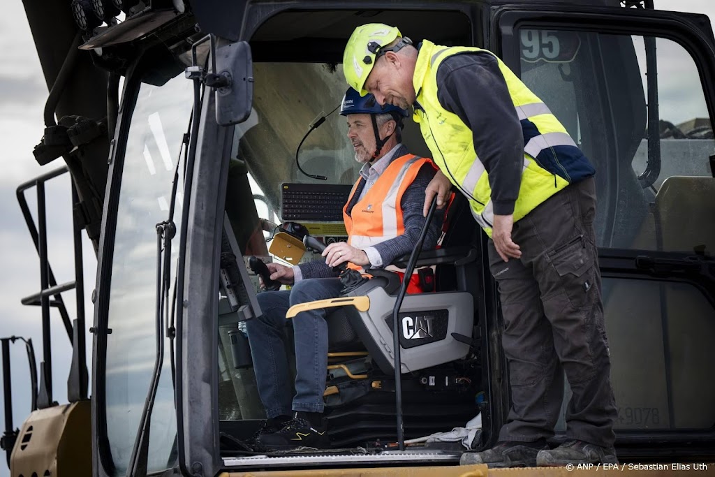 Koning Frederik aan de slag in graafmachine op Deense bouwplaats