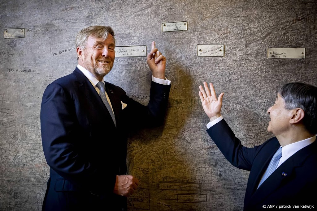 Koning neemt keizer Naruhito mee naar Leids 'zweetkamertje'