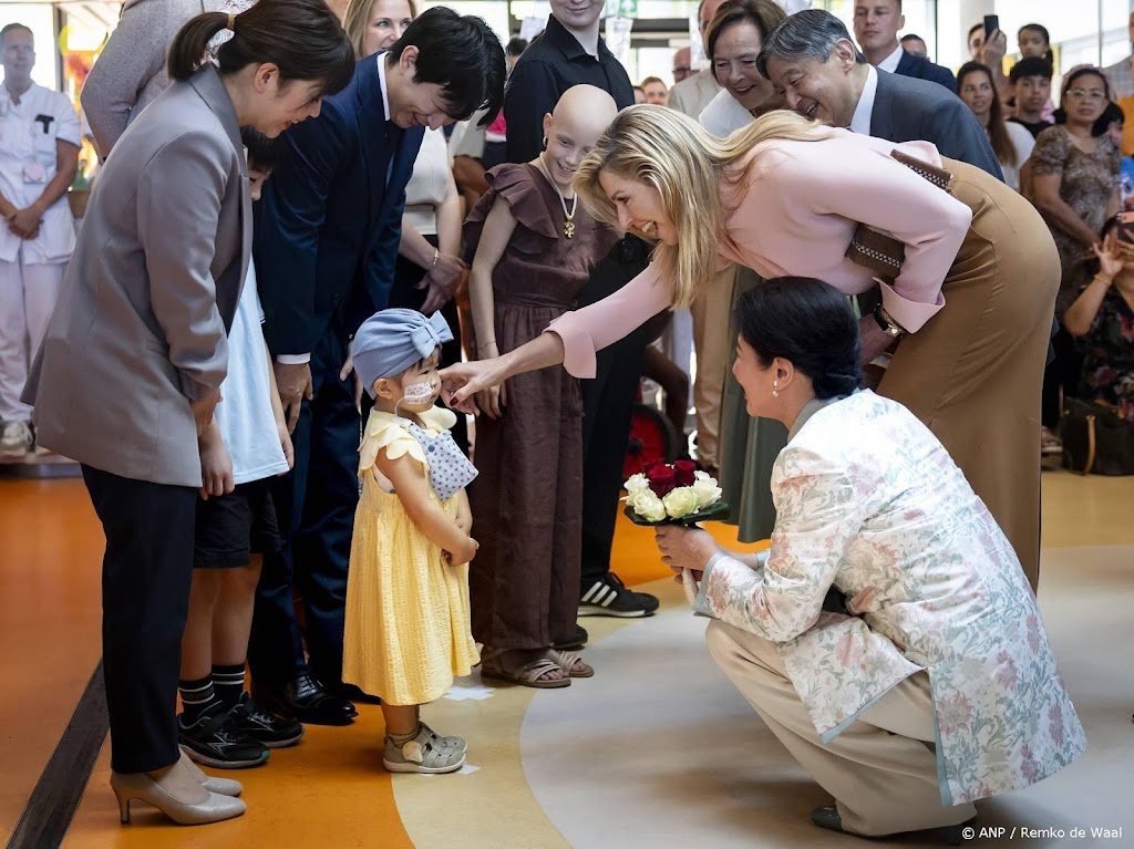 Koningspaar en Japans keizerspaar bezoeken zieke kinderen