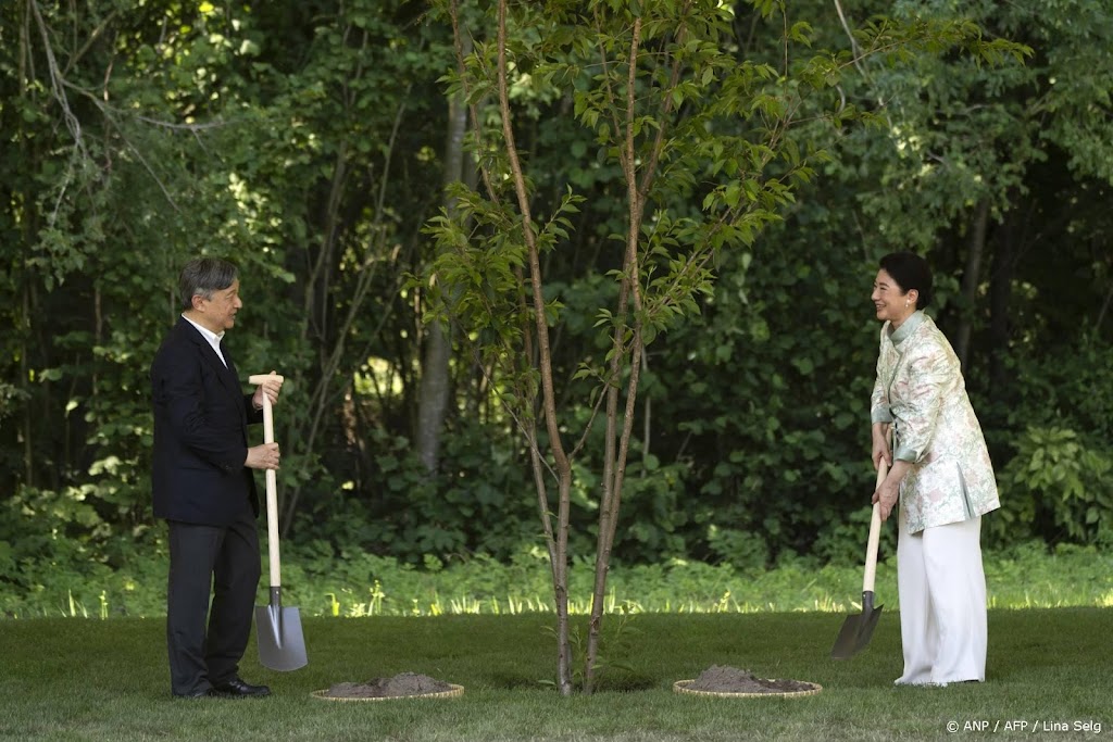 Japans keizerspaar plant kersenboom in Bloesempark
