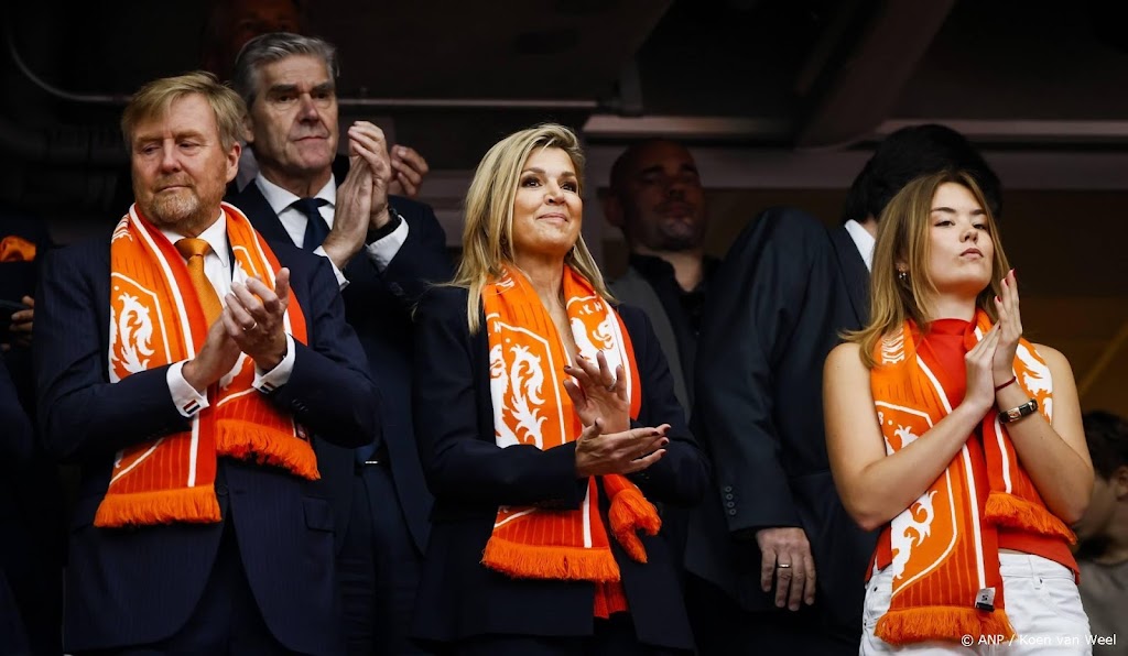 Koningspaar en Ariane moedigen Nederlands elftal aan in Houston