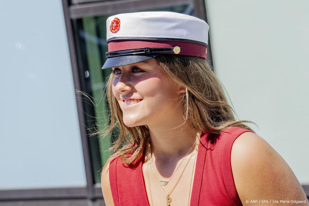 Isabella luncht na afscheid middelbare school met oma Margrethe