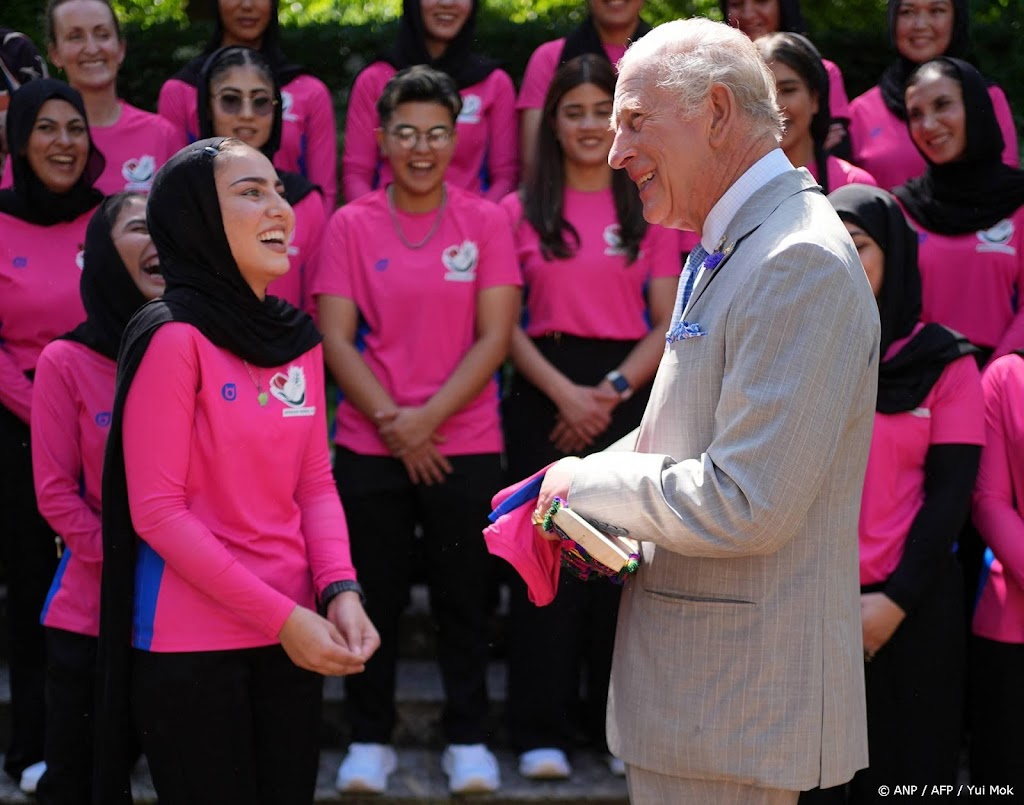 Koning Charles ontvangt Afghaans vrouwencricketteam in Londen
