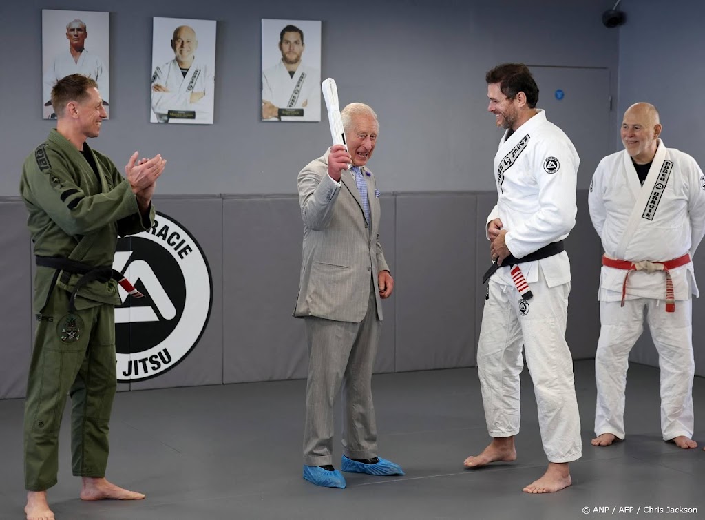 Koning Charles krijgt witte band in jiujitsu