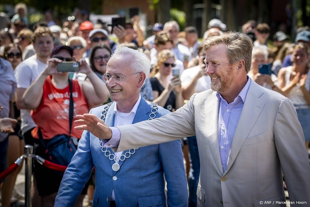 Koning ziet acrobatische show na opening sportpark in Limburg