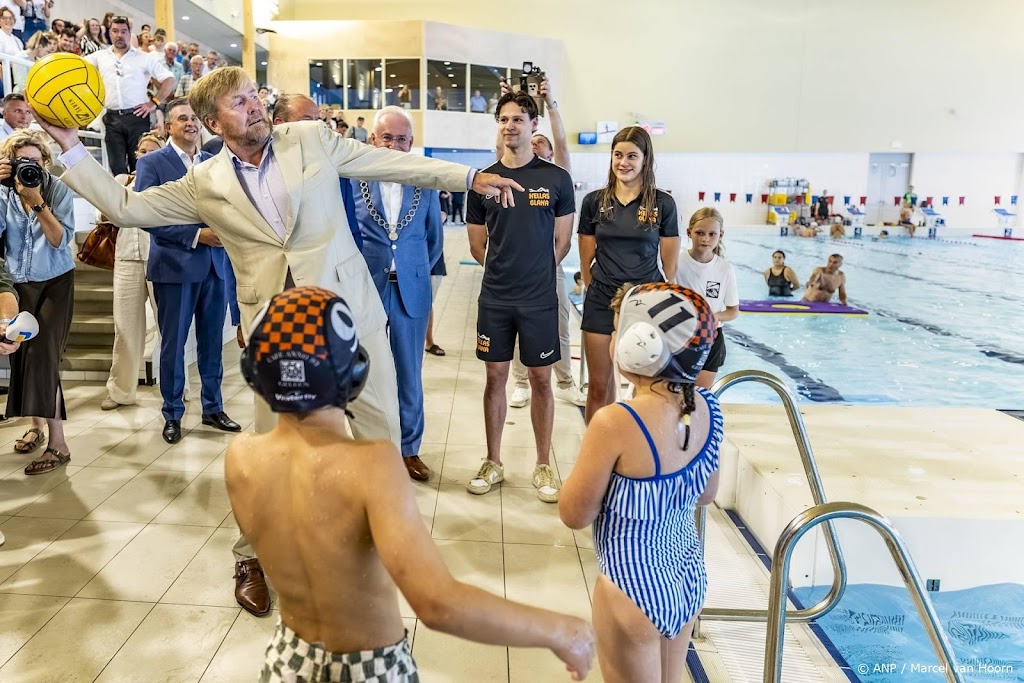 Koning in actie met waterpolobal in Sittard-Geleen