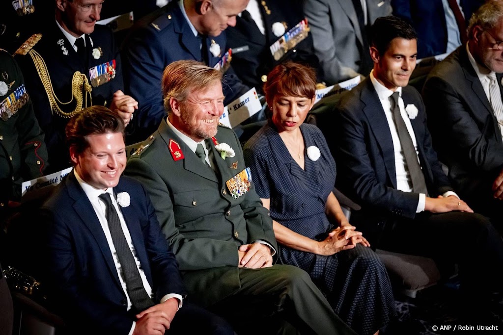 Koning Willem-Alexander woont uitgeklede Veteranendag bij