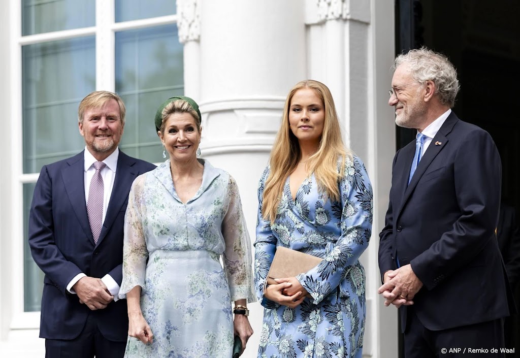 Koningspaar en prinses Amalia bij afscheid Thom de Graaf