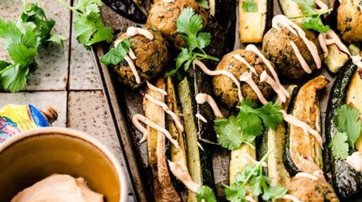 Falafeltraybake met courgette, aubergine en yoghurtsaus