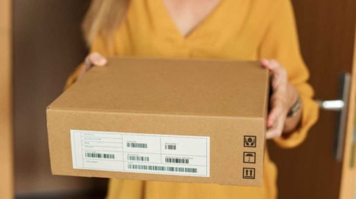 Dame neemt bij de deur pakketje aan