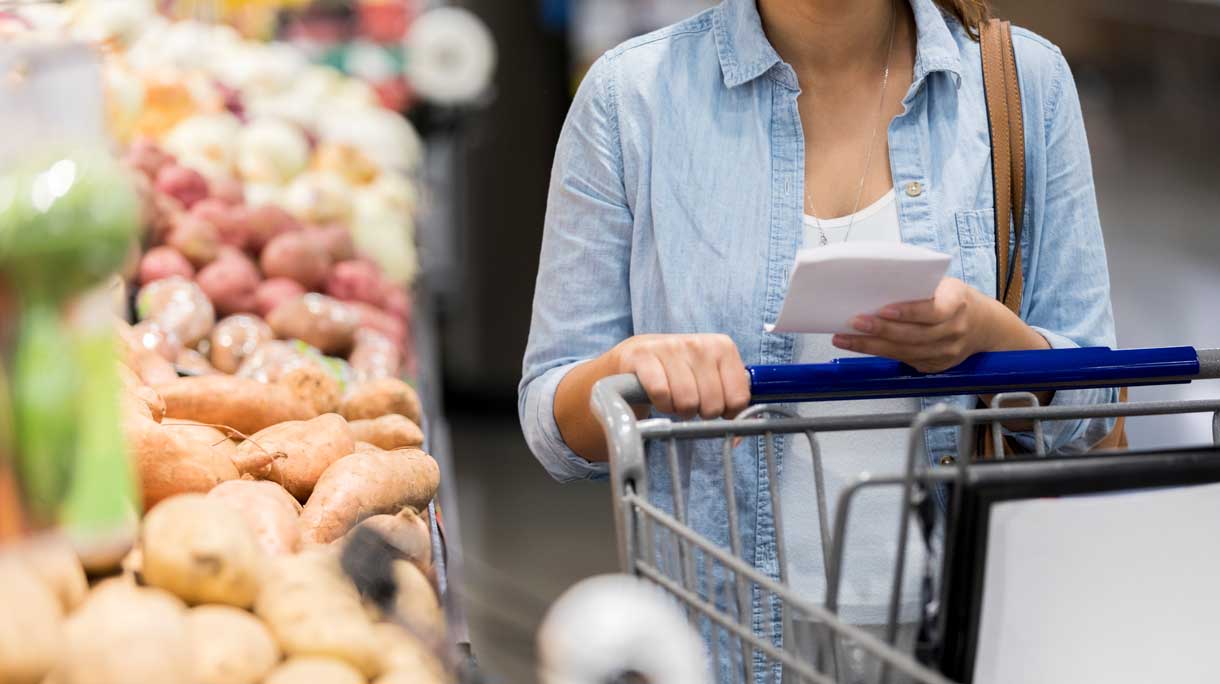 Vrouw met boodschappenlijstje