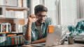 Man doet administratie op laptop