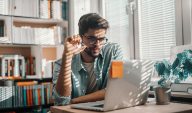 Man doet administratie op laptop