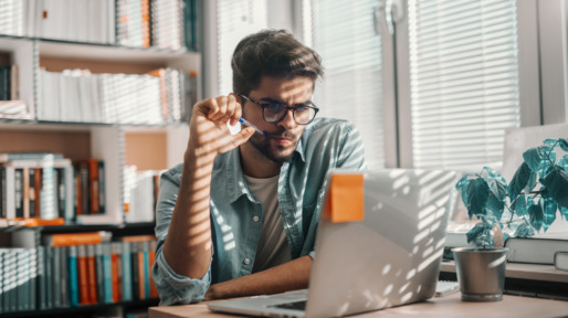 Man doet administratie op laptop